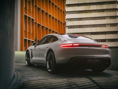 Standar Kualiti Pemasangan Komponen Elektronik Terintegrasi dan Proteksi Modul Kontrol Kendaraan Mewah Porsche Generasi Terbaru