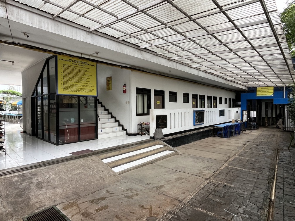 Sekolah yang Tidak Hanya Mendidik, Tapi Juga Menundukkan Hati