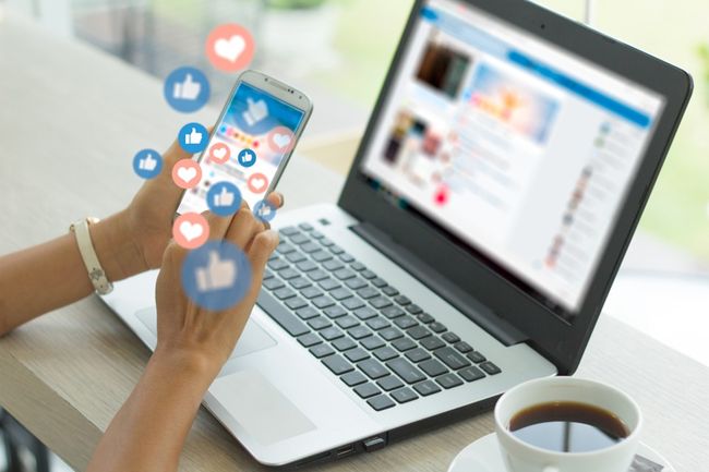 Memenangkan Pemilu Melalui Pengaruh Sosial Media Melalui Rajakomen.com