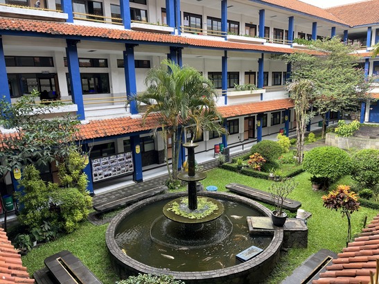 Peran Ustadz dan Guru di SMP Islam Boarding School: Membimbing dengan Ilmu dan Akhlak
