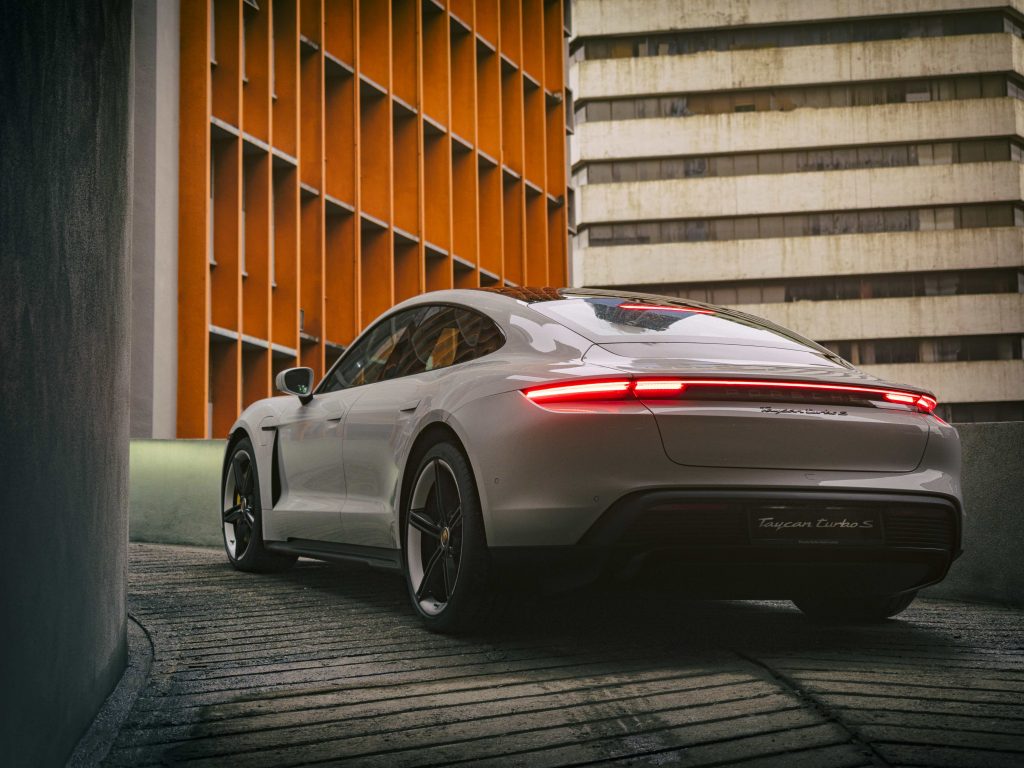 Standar Kualiti Pemasangan Komponen Elektronik Terintegrasi dan Proteksi Modul Kontrol Kendaraan Mewah Porsche Generasi Terbaru