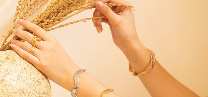 Tips Mengenakan Aksesori dengan Benar, Antara Minimalis dan Berlebihan